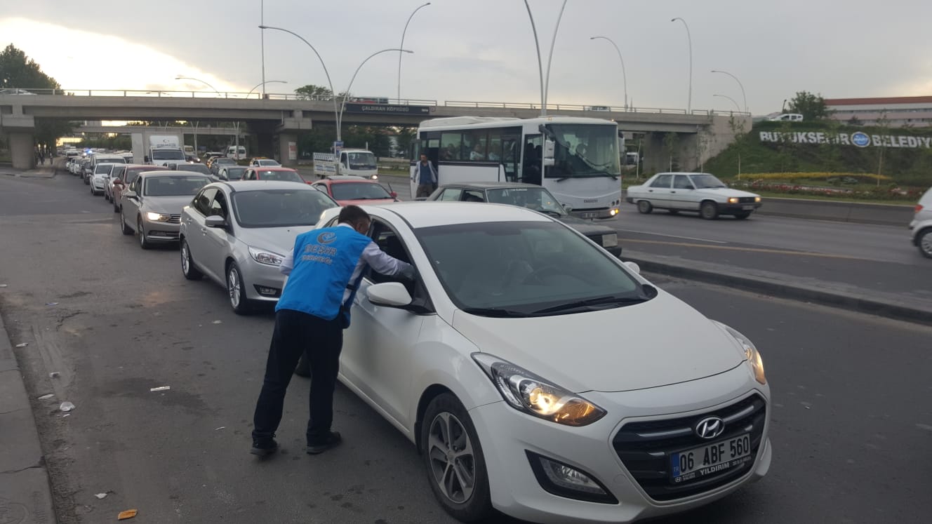 TRAFİKTE MAHSUR KALANLARA İFTARİYELİK DAĞITIYORLAR