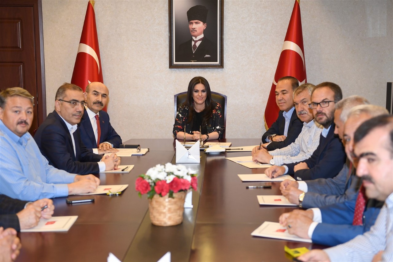 Bakan Sarıeroğlu, belediye başkanları ile buluştu