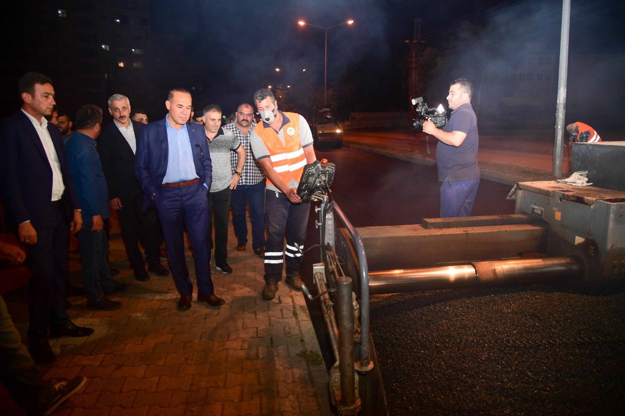 Ramazan’da asfalt hamlesi gece mesaisiyle sürüyor