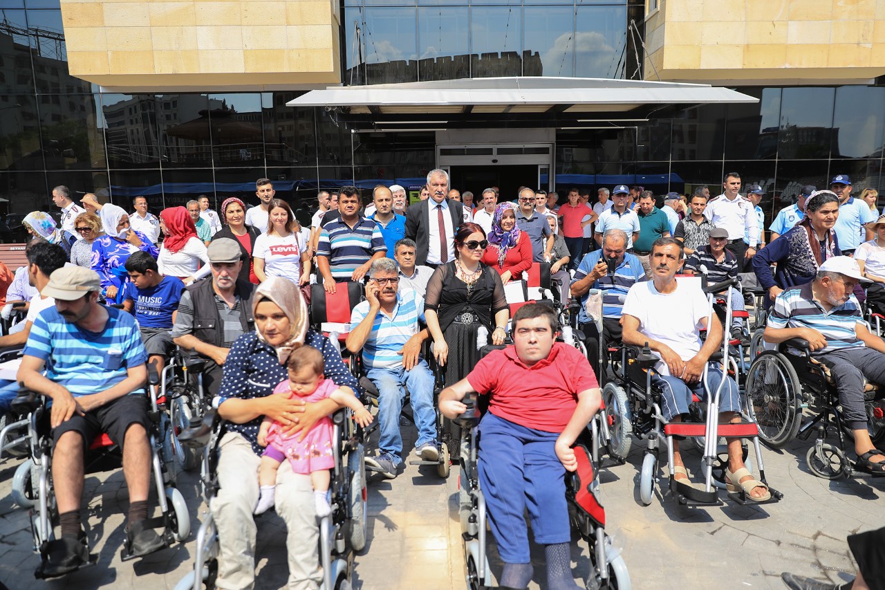 Seyhan Belediyesi'nden engellilere tekerlekli sandalye