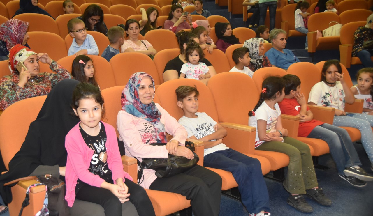 Balcalı'da tedavi gören miniklere tiyatro gösterisi