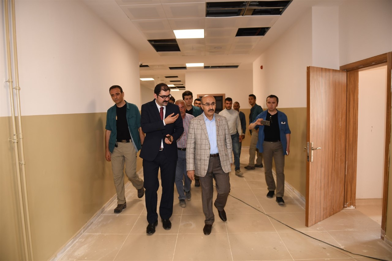 Demirtaş, Aladağ'da öğrenci yurdu inşaatını gezdi