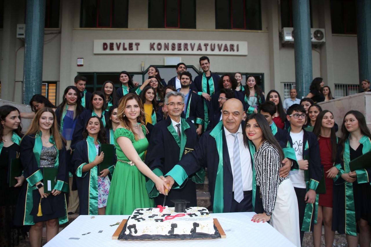 Şenlik Havasında Mezuniyet Kutlaması