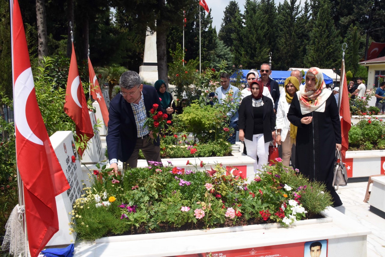 AK Parti'den Şehitlik Ziyareti
