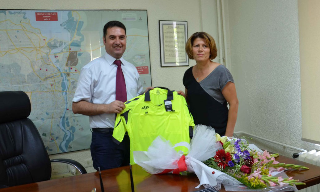 Ataşbak’a forma hediye edildi