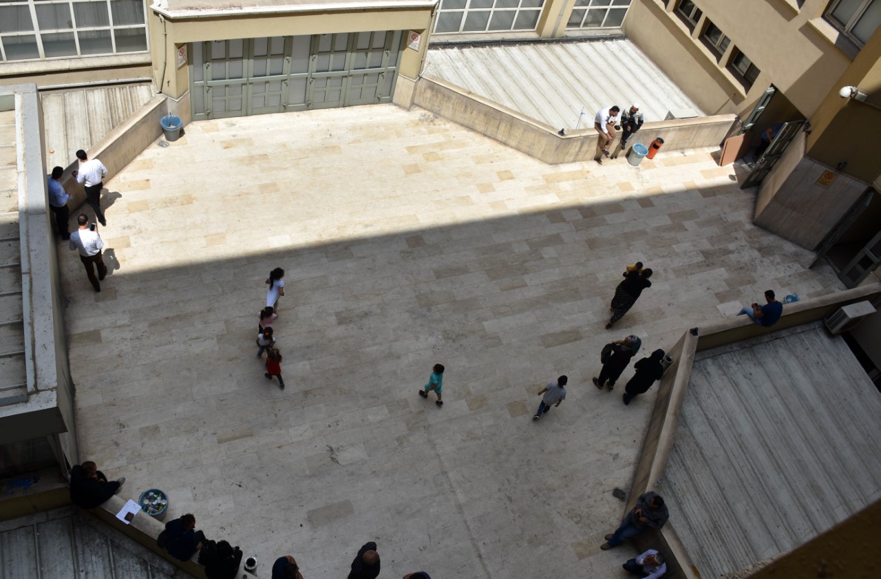 Adana Adliyesi kavga değil çocuklara oyun alanı oldu