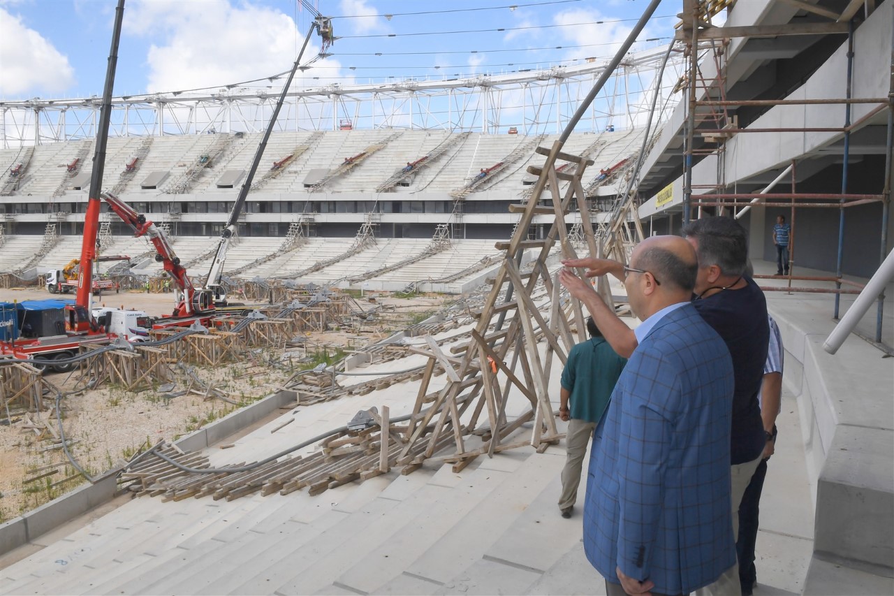 Vali Demirtaş, Şehir Stadı'nda inceleme yaptı