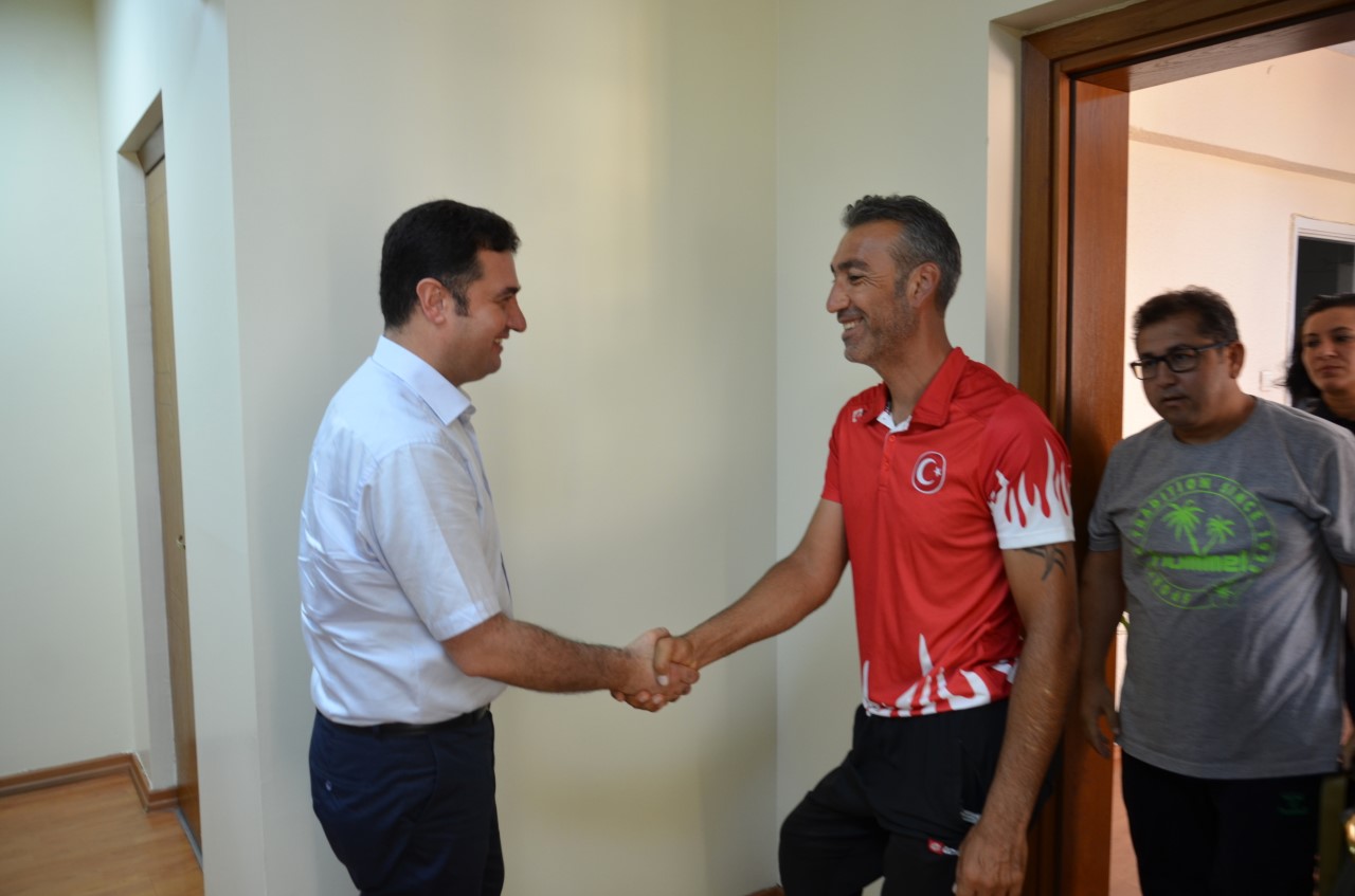 Ataşbak, milli sporcuyu makamında kabul etti