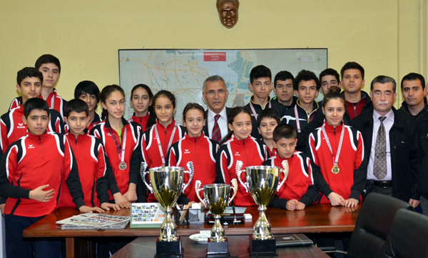 Türkiye şampiyonu olan ÇÜ Masa Tenisi Takımı'ndan ziyaret
