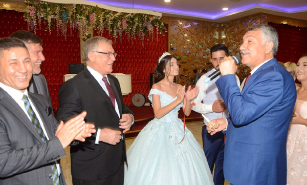 İşadamı Ayhan Şirin’in kızı nişanlandı