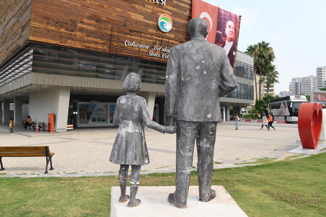 Çukurova'da Atatürk büstüne çirkin saldırı