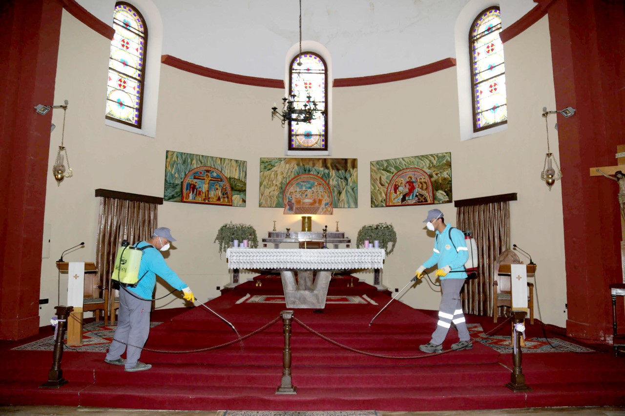 Adana Büyükşehir Belediyesi Bebekli Kilise’yi ilaçladı