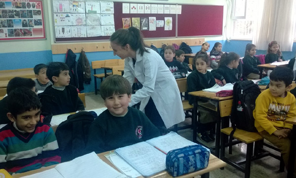 ÇÜ Öğrencileri, ilkokullarda ağız hijyeni eğitimi veriyor