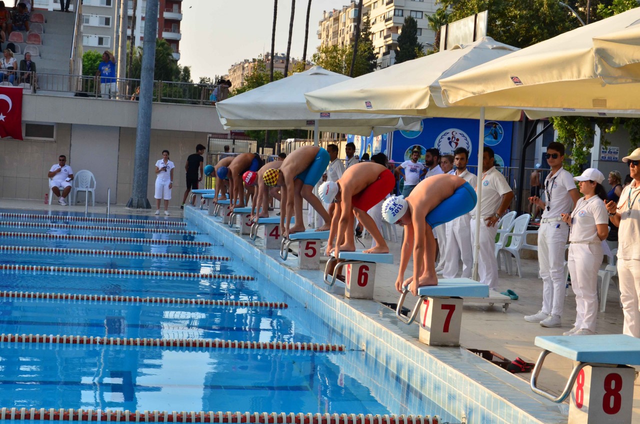 Adana’da 10 Yaş üstü performans yüzme yarışları tamamlandı