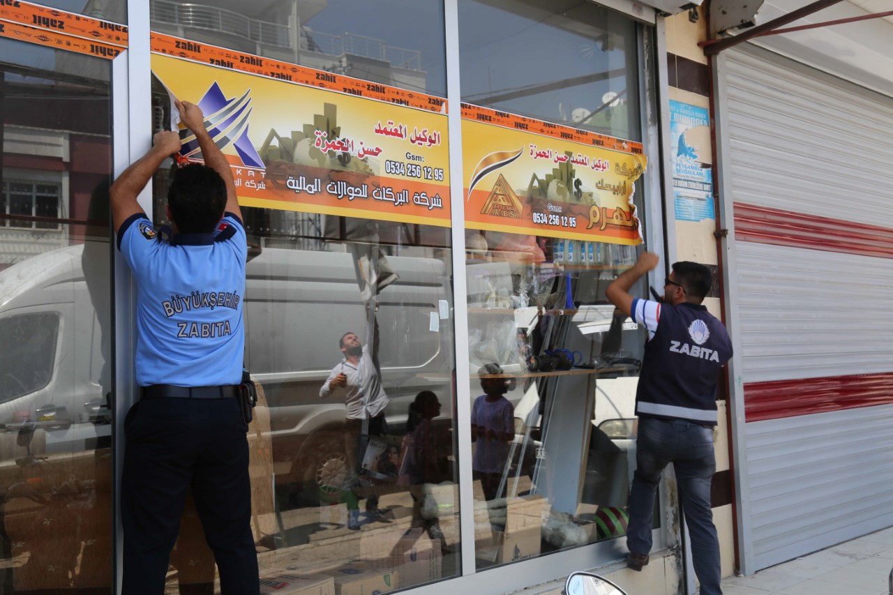 Adana’da Arapça tabela, poster ve afişler kaldırıldı