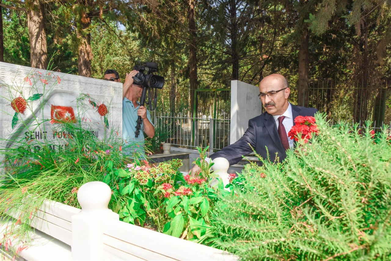 Vali Demirtaş, şehitlikleri ziyaret etti