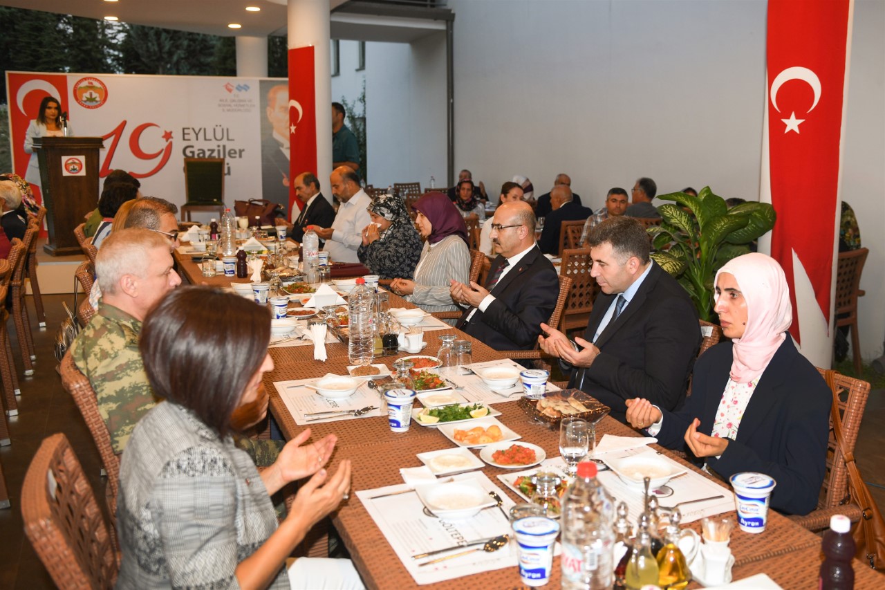 Demirtaş, yemekte şehit yakınları ve gazilerle bir araya geldi