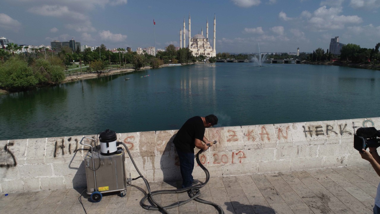 Tarihi Taşköprü’deki çirkinliğin izleri siliniyor