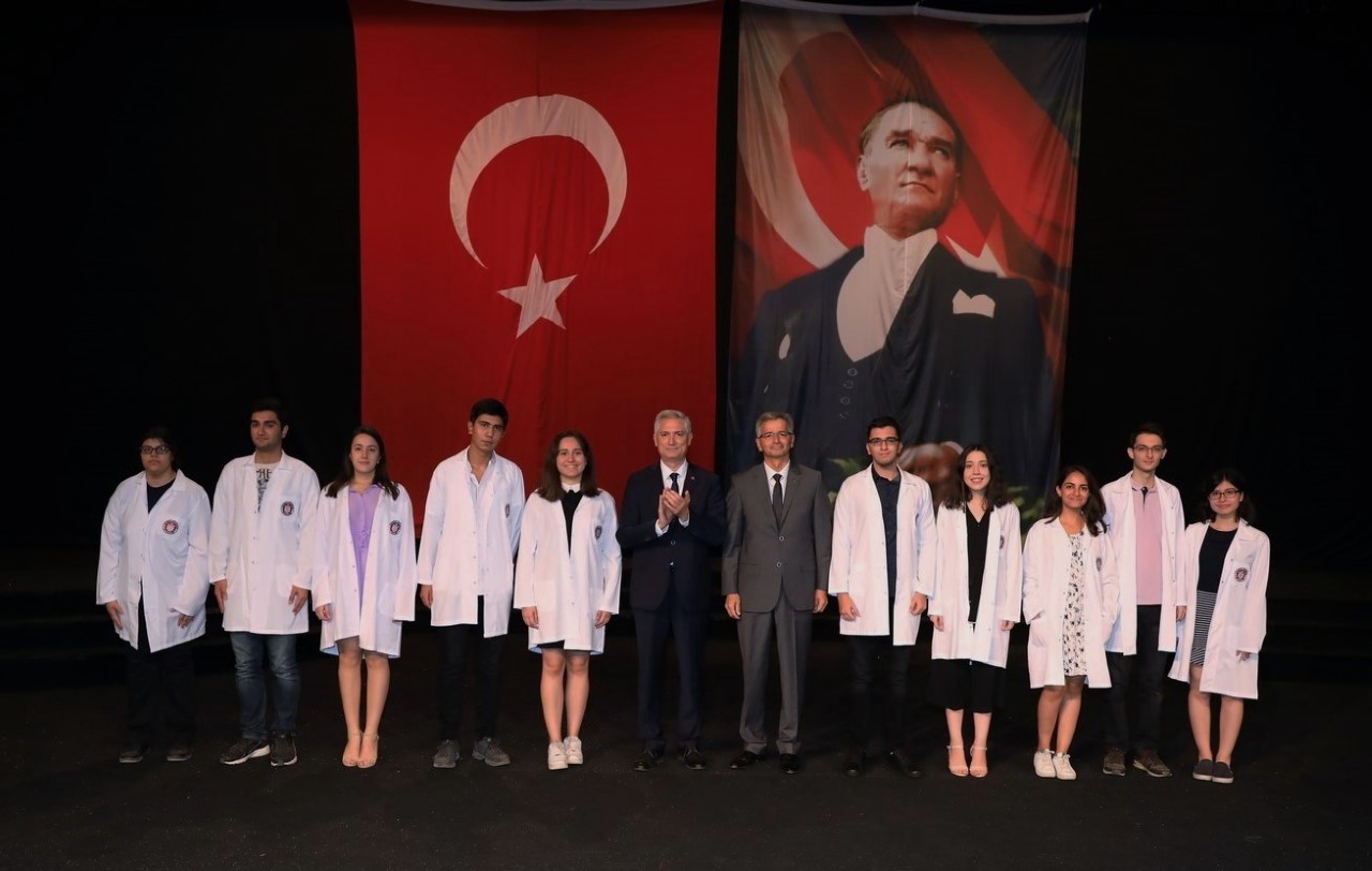 300 Hekim Adayı Beyaz Önlüklerini Giydi