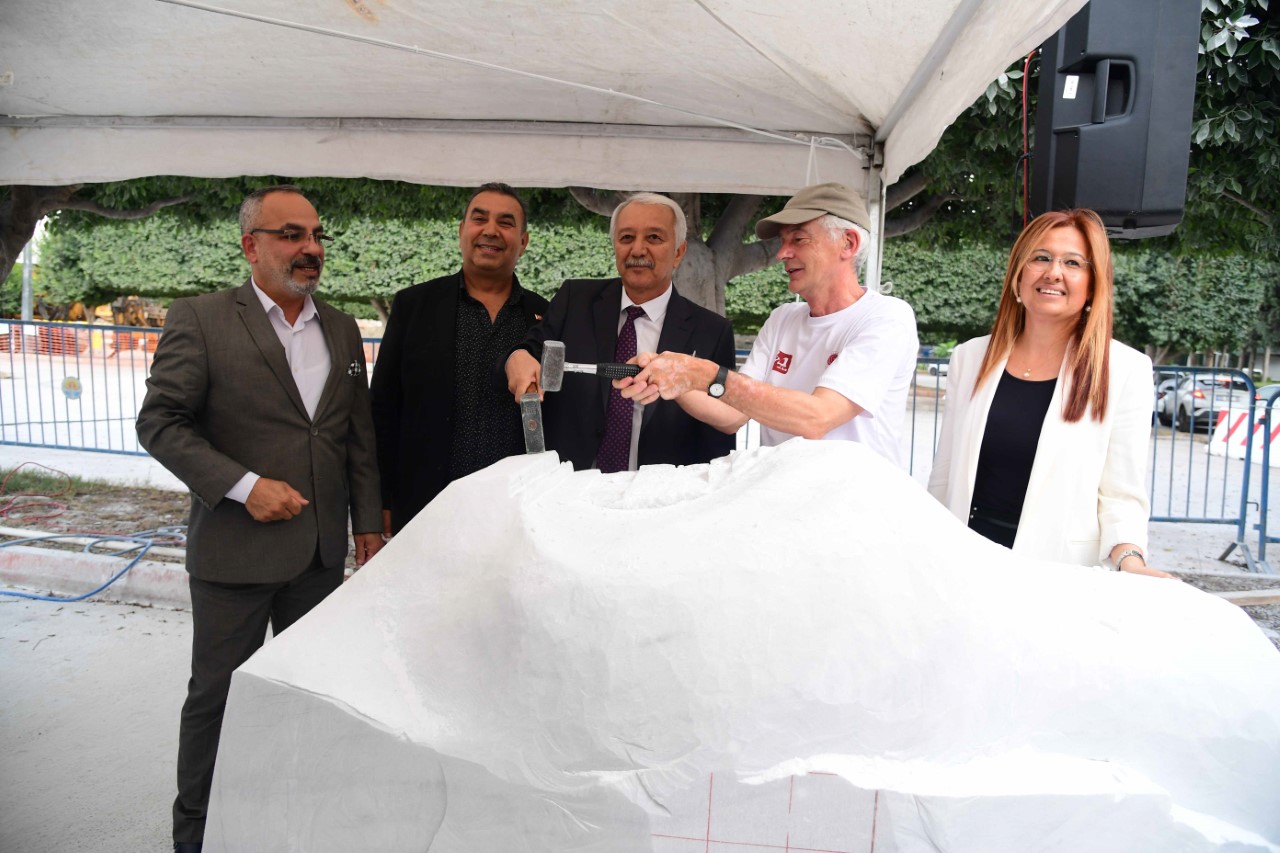Adana’nın dört bir yanına heykel