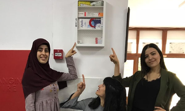 Okullara Ecza Dolabı Hediye Ettiler