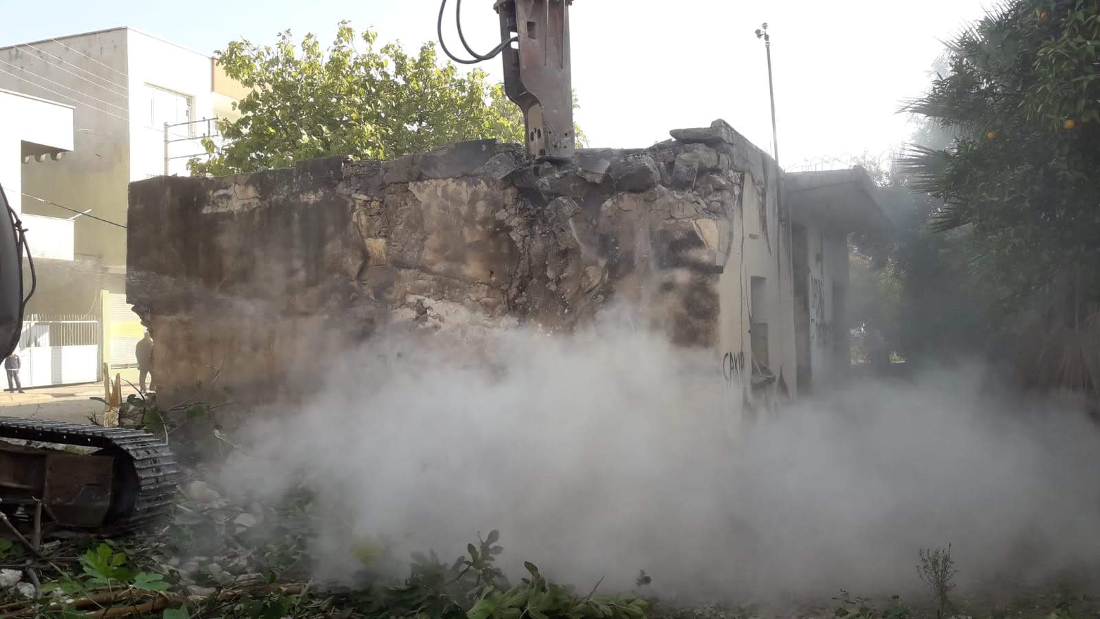 Tehlikeli metruk binalar yıkılıyor