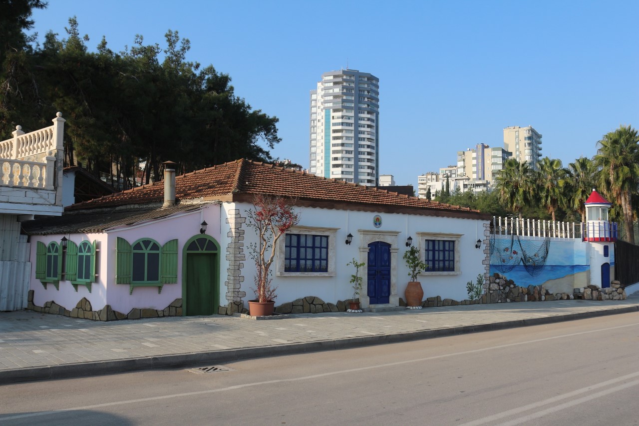 Sahil yolu üç boyutlu resimlerle renkleniyor