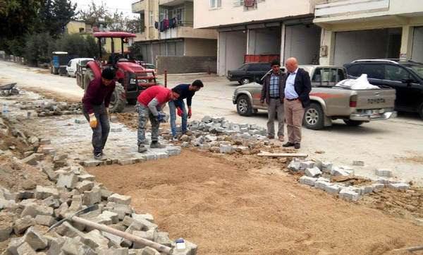 Karaisalı'da Yol Çalışmaları Devam Ediyor