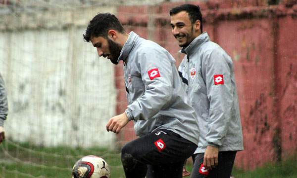 Kaplan yağmur altında çalıştı