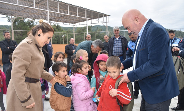 Karaisalı Belediyesi’nden Öğrencilere Çanta Desteği