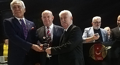 Ömer Alpdoğan ödülünü aldı