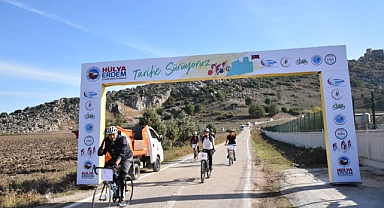 Bisikletçiler tarihe sürdü