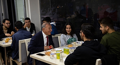 Üniversitelilerin akşam yemeği Seyhan’dan