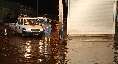 Yüreğir belediyesi yağış sonrası seferber oldu