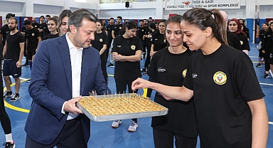 Başkan Kocaispir'den polis adaylarına tatlı ikramı