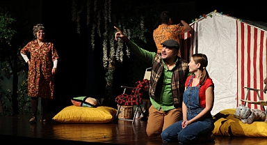 ‘Küsmesin Yıldızlar’ tiyatro oyunu öğrencilerle buluştu