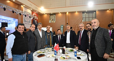 Başkan Uludağ'dan gazeteciler onuruna yemek