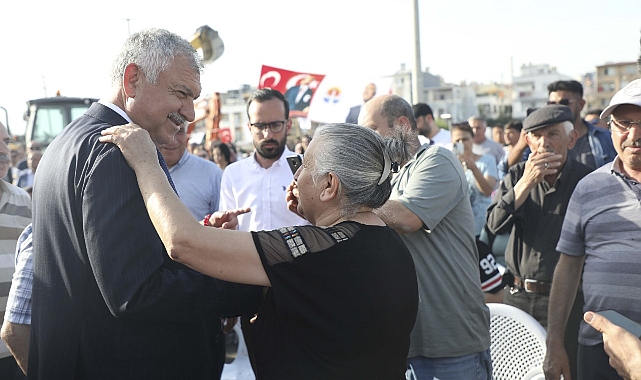 Karalar, halkla el ele, omuz omuza…