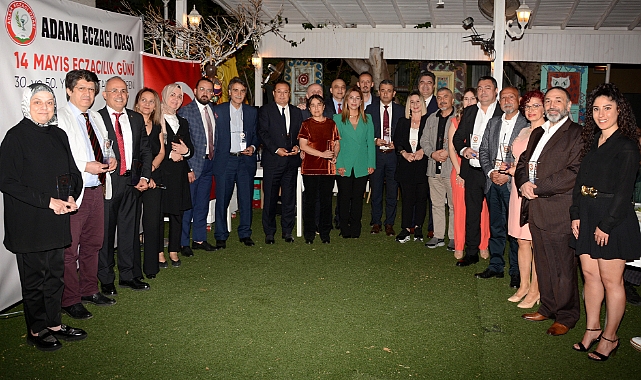 Meslekte 50 ve 30 Yılını dolduran Eczacılara Plaket
