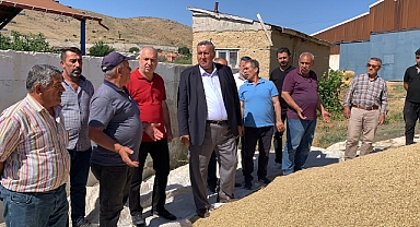 Çiftçi hububatını sokakta bekletiyor