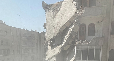 Depremde ağır hasar alan binaların yıkımı sürüyor