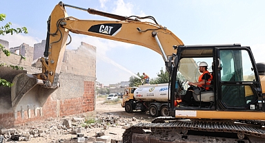 Kocaispir operatör koltuğuna oturup bina yıktı