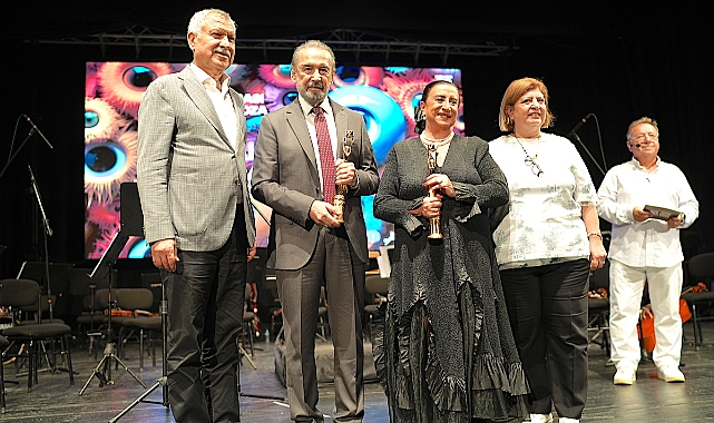 Altın Koza'da 'onur ödülleri' sahiplerine verildi