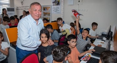 Seyhan'da üniversiteyi kazanan öğrencilere destek