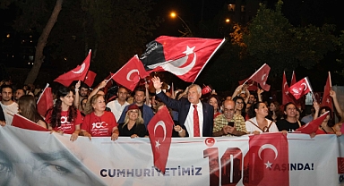 Adanalılar 100. Kuruluş Yılı'nda Cumhuriyet'e sahip çıktı