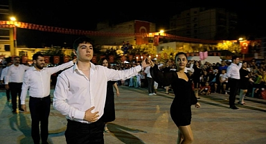 Belediye çalışanlarından Vals gösterisi