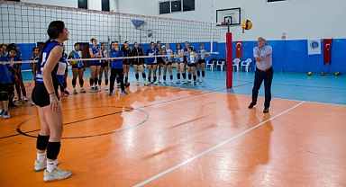 Seyhanlı kadın voleybolculara başkan Akay’dan ziyaret