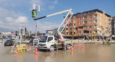 Deprem bölgesinde asrın elektrik dağıtım operasyonu