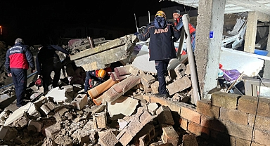 İki katlı ev çöktü: 2 ölü, 8 yaralı