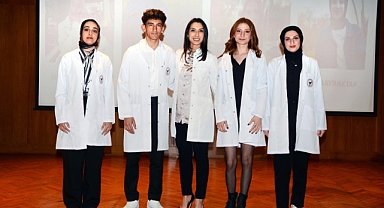 Genç eczacılar beyaz önlüklerini giydi